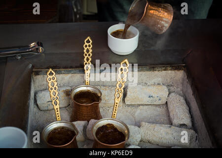 Kaffee in Töpfen auf heißen Kohlen Stockfoto