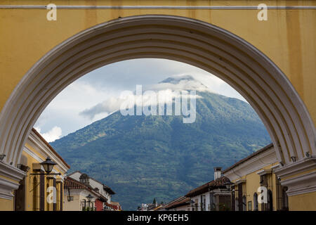 Santa Catalina Arch und das Agua Vulkan im Hintergrund | Antigua | Guatemala Stockfoto