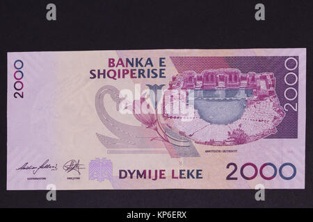 Rückseite der albanische Währung Lek Banknote von 2000 Stückelung, Amphitheater von Butrint (Butrinto/Buthrotum) und Gentiana lutea Anlage Stockfoto