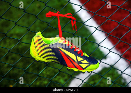 Fußball Schuh zu Teppich Feld gebunden Stockfoto