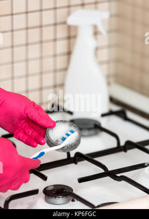 Küche Reinigung ein Gasherd Stockfoto