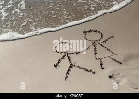 Paar Im Sandstrand - paar am Strand, symbolisch für Stockfoto