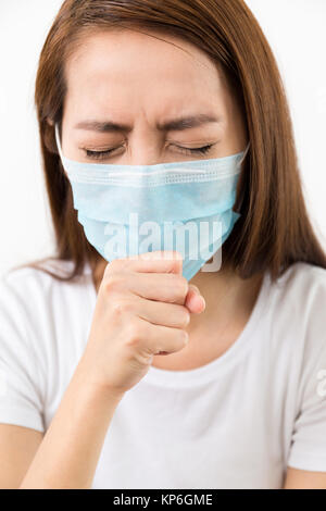 Junge Frau Husten mit Protective Face mask Stockfoto