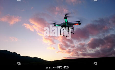 Silhouette der Drohne über die Hügel in Abend Himmel Stockfoto