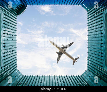 Direkt unterhalb der Flugzeug in der Mitte der Gebäude. Stockfoto