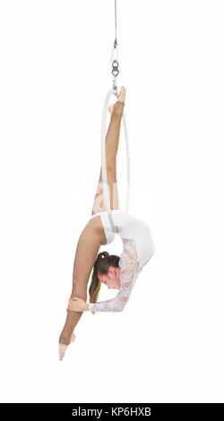 Eine junge Frau führt die akrobatischen Elemente im Luftring auf. Studio-Aufnahmen auf weißem Hintergrund. Stockfoto