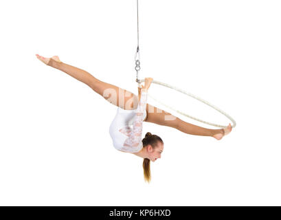 Eine junge Frau führt die akrobatischen Elemente im Luftring auf. Studio-Aufnahmen auf weißem Hintergrund. Stockfoto