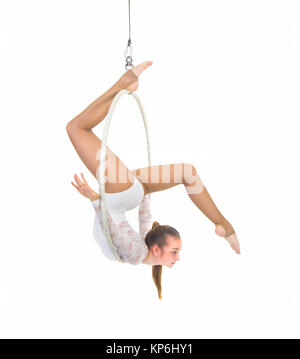Eine junge Frau führt die akrobatischen Elemente im Luftring auf. Studio-Aufnahmen auf weißem Hintergrund. Stockfoto