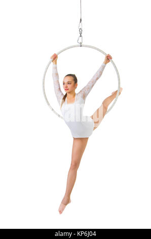 Eine junge Frau führt die akrobatischen Elemente im Luftring auf. Studio-Aufnahmen auf weißem Hintergrund. Stockfoto