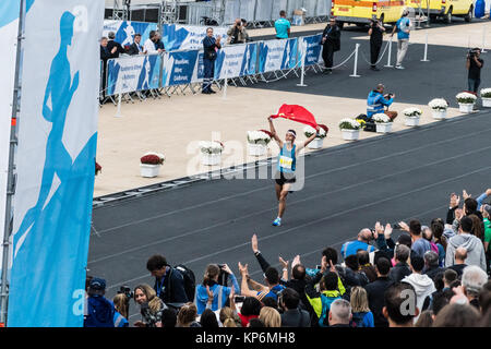 Li Wei ist geradeaus, über die Ziellinie. 35. Athen Classic Marathon 2017 Stockfoto