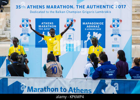 Medal Award der Elite Kategorie Athen Marathon 2017 Am 35. Stockfoto