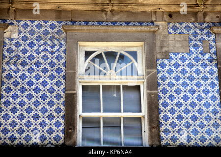 Hausfassade mit Azulejos (wandfliesen) in Porto, Portugal Stockfoto