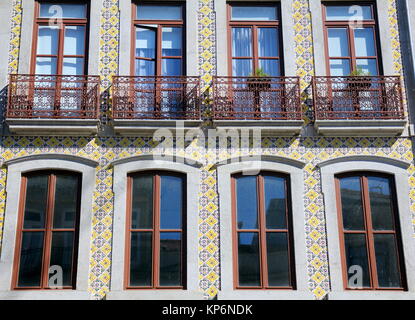 Hausfassade mit Azulejos (wandfliesen) in Porto, Portugal Stockfoto