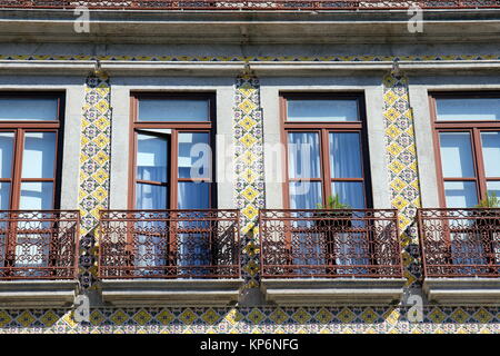 Hausfassade mit Azulejos (wandfliesen) in Porto, Portugal Stockfoto