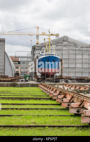 Das Schiff auf die Bestände in der Werft Stockfoto