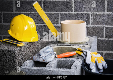 Bau von modularen Keramik Schornstein im Haus Stockfoto