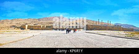 PERSEPOLIS, IRAN - Oktober 13, 2017: Panorama der archäologischen Stätte mit erhaltenen massive Schutzmauer, antiken Ruinen der Paläste, Tempel Stockfoto