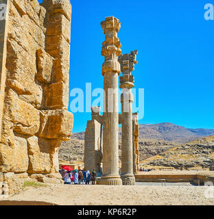 PERSEPOLIS, IRAN - Oktober 13, 2017: Die Ruinen von allen Nationen Tor (Xerxes Tor) mit erhaltenen Schlanke geschnitzte Säulen, Persepolis archäologische Stätte Stockfoto