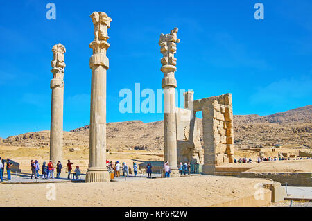 PERSEPOLIS, IRAN - Oktober 13, 2017: Die Touristen durch die Ruinen der Alle Nationen Xerxes Tor (Tor), Persepolis archäologische Stätte, Oktober Stockfoto