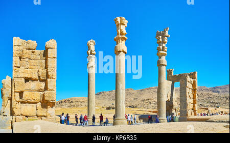 PERSEPOLIS, IRAN - Oktober 13, 2017: Panorama von allen Nationen Tor (Xerxes Tor) in Persepolis archäologische Stätte mit erhaltenen schlanken Säulen und s Stockfoto