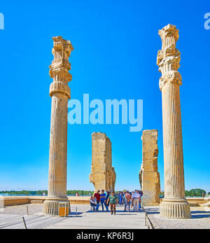 PERSEPOLIS, IRAN - Oktober 13, 2017: Der Spaziergang durch die alle Nationen Tor (Xerxes Tor) in Persepolis archäologische Stätte, das am 13. Oktober in Persepoli Stockfoto