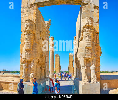 PERSEPOLIS, IRAN - Oktober 13, 2017: Die riesigen Statuen (Lamassu Assyrische Gottheit) der östlichen Eingang schmücken Alle Nationen Tor (Xerxes Tor) in Pro Stockfoto