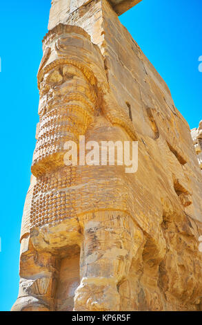 Erhaltenen Teil der assyrischen Stil Statue - lamassu auf der Alle Nationen Xerxes tor (Gate) in Persepolis, Iran. Stockfoto