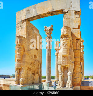 PERSEPOLIS, IRAN - Oktober 13, 2017: Entdecken Sie alle Nationen Tor (Xerxes Tor) mit seinen riesigen lamassu Statuen, haltbar, hohen schlanken Säulen und geschnitzten Stockfoto