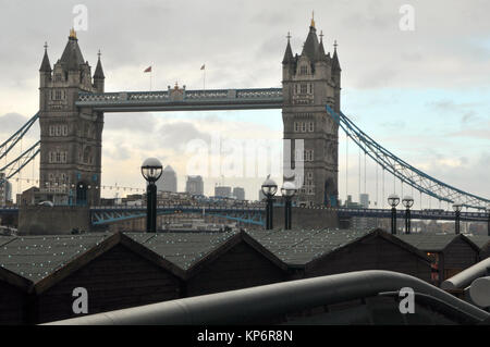 Saisonale weihnachten Stände am Südufer der Themse in der Nähe der Tower Bridge und die City Hall an einem bewölkten Dezember Tag. Stockfoto