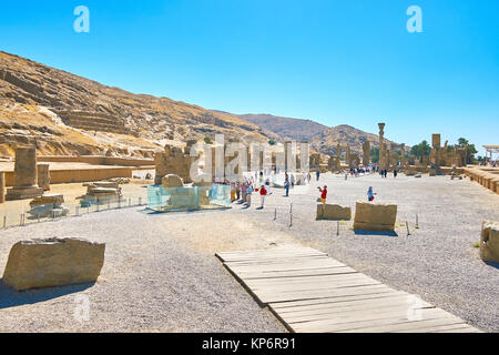 PERSEPOLIS, IRAN - Oktober 13, 2017: Der Weg an die Hundert Spalte Halle entlang der unvollendete Tor von Persepolis archäologische Stätte, das am 13. Oktober in Stockfoto