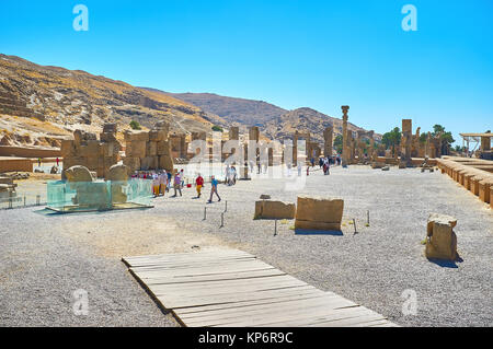 PERSEPOLIS, IRAN - Oktober 13, 2017: Die alten Ruinen von Persepolis liegt am Fuße des Mount Rahmet (Berg der Barmherzigkeit), das am 13. Oktober in Persepo Stockfoto