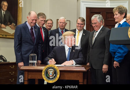 Us-Präsident Donald Trump (Mitte) Zeichen der Presidential Raum Richtlinie 1 zu direkten der NASA zum Mond im Weißen Haus Roosevelt Raum Dezember 11, 2017 in Washington, DC. (Foto von Aubrey Gemignani über Planetpix) Stockfoto