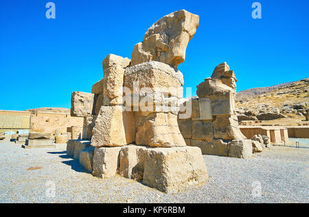 Die Unvollendete Tor in Persepolis besteht aus riesigen Felsbrocken und gekrönt mit Pferd protome, Iran. Stockfoto