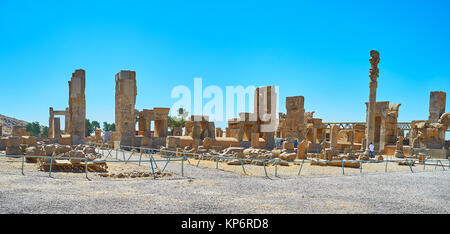 Hundert Spalten Halle ist Teil von Persepolis archäologische Stätte erhalten, es erhaltene Tore mit Reliefs, Säulen und Skulpturen, Iran bietet. Stockfoto