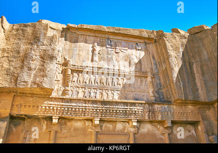 Die alten Schnitzereien auf der Fassade des Schnitts in Rock Grab des Artaxerxes III., Persepolis, Iran. Stockfoto