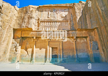 PERSEPOLIS, IRAN - Oktober 13, 2017: Die Fassade des alten Grab des Artaxerxes III., am Hang des Mount Rahmet entfernt, das am 13. Oktober in Persepol Stockfoto