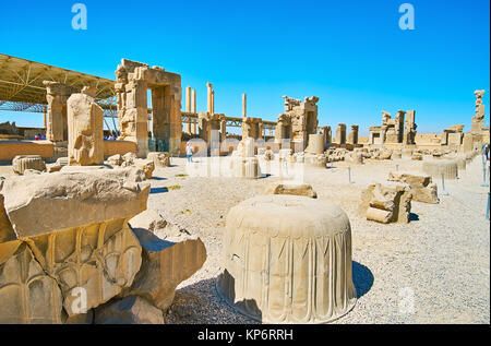 PERSEPOLIS, IRAN - Oktober 13, 2017: Die Ruinen der Hundert Spalten Halle mit reservierten Tore, Hauptstädte Spalten', mit Reliefs und Mustern Stockfoto