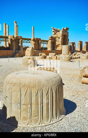 Hauptstädte der alten Spalten' mit erhaltenen geschnitzten Muster in Persepolis archäologische Stätte, der Iran. Stockfoto