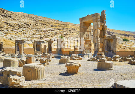 Die steinernen Ruinen von Hundert Spalten Halle von Persepolis mit der felsigen Hang des Rahmet Berg im Hintergrund, der Iran. Stockfoto