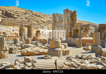 Der Spaziergang unter den antiken Ruinen von Persepolis Komplex, der zeremoniellen Hauptstadt des persischen Reichs, der Iran. Stockfoto