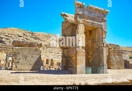 Das alte Tor, bestehend aus der riesigen Felsbrocken ist einer der erhaltenen Angaben über Hundert Spalten Hall, Persepolis, Iran. Stockfoto