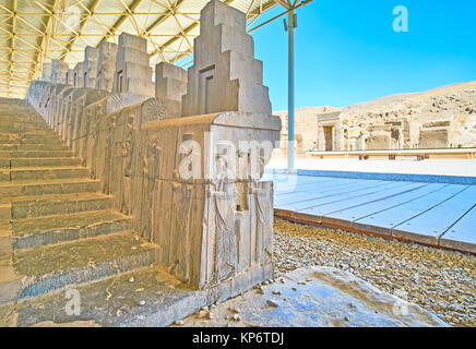 PERSEPOLIS, IRAN - Oktober 13, 2017: Die dekorative Wand der Östlichen Treppe von Apadana in Persepolis mit gut erhaltenen Reliefs, die Soldaten von Pe Stockfoto