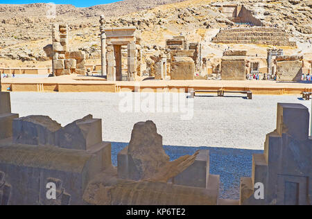 Der Blick vom östlichen Treppe von Apadana auf den Ruinen von Hundert Spalten Hall und Artaxerxes III Grab auf dem Hintergrund, Persepolis, Iran. Stockfoto