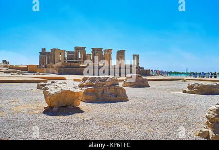 PERSEPOLIS, IRAN - Oktober 13, 2017: Die Ruinen von Tachara, der Winter Palace in Persepolis archäologische Stätte, benachbarten mit Apadana site, auf Octo Stockfoto