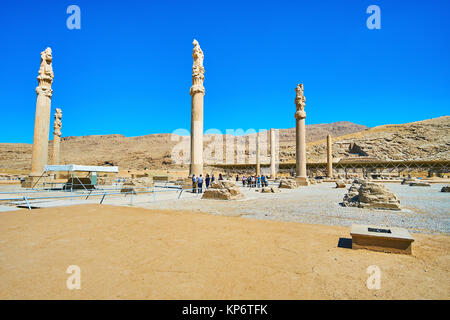 PERSEPOLIS, IRAN - Oktober 13, 2017: Die archäologische Stätte von Apadana mit erhaltenen schlanken Säulen auf dem flachen Gebiet, das am 13. Oktober in Persepolis. Stockfoto