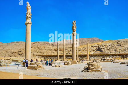 PERSEPOLIS, IRAN - Oktober 13, 2017: Die begehbare archäologische Stätte von apadana Palace mit erhaltenen schlanke Säulen, mit geschnitzten Kapitellen verziert, Stockfoto