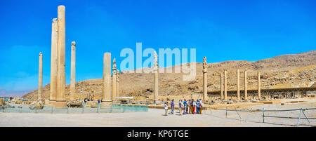 PERSEPOLIS, IRAN - Oktober 13, 2017: Panorama der Apadana Palace (Aula) in Persepolis archäologische Stätte, die Touristen genießen die Aussicht und discov Stockfoto