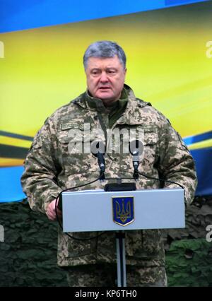 Der Präsident der Ukraine Petro Poroschenko spricht mit US-amerikanischen, kanadischen, litauischen, polnischen und ukrainischen Soldaten während der ukrainischen Streitkräfte Tag Feier am Yavoriv Combat Training Center am 6. Dezember in Yavoriv, Ukraine 2017. (Foto von Alexander Rektor über Planetpix) Stockfoto