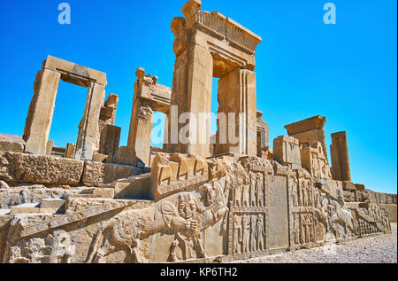 Persepolis archäologische Stätte erhaltenen Reliefs mit der Darstellung der klassischen Szenen, wie zum Beispiel Löwen Beißen der Stier, alten Soldaten, höflinge oder Bär Stockfoto