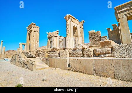 Tachara ist einer der erhaltensten Paläste in Persepolis archäologische Stätte, es szenische Reliefs und zahlreichen geschnitzten Türen, Iran bietet. Stockfoto